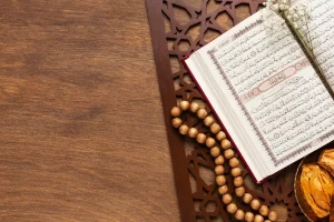 مصحف مفتوح للقراءة بجانبه سبحة