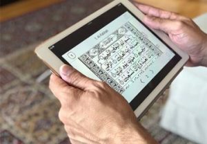 رجل يراجع حفظه من خلال التابلت