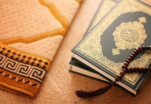 مصحف المدينة بجانب المصلاة