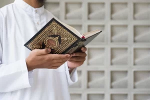 رجل يمسك المصحف - حفظ القرءان