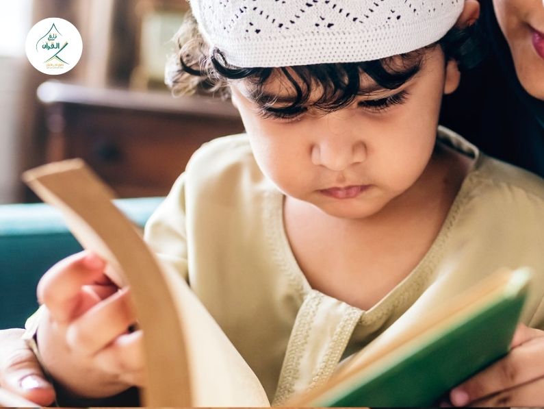 تلقي القرآن - تعليم القرآن للأطفال: نصائح للأمهات العاملات للتوفيق بين المدرسة وحلقة القرآن بدون ضغوط تعليم القرآن للأطفال: نصائح للأمهات العاملات للتوفيق بين المدرسة وحلقة القرآن بدون ضغوط